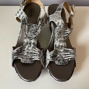 Clarks “bendable” black & white sandals.
